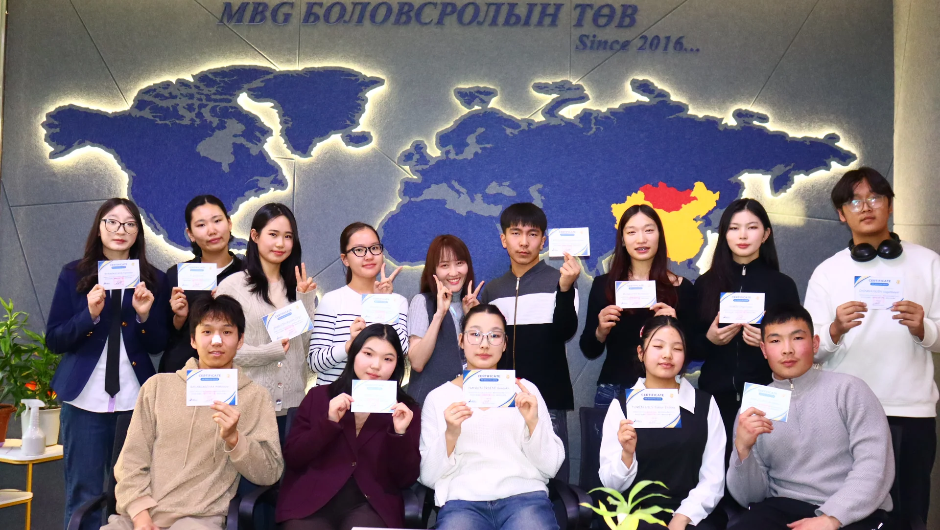 Хагас жилийн сургалтын хөтөлбөр амжилттай хэрэгжиж, суралцагчид сертификатаа хүлээн авлаа